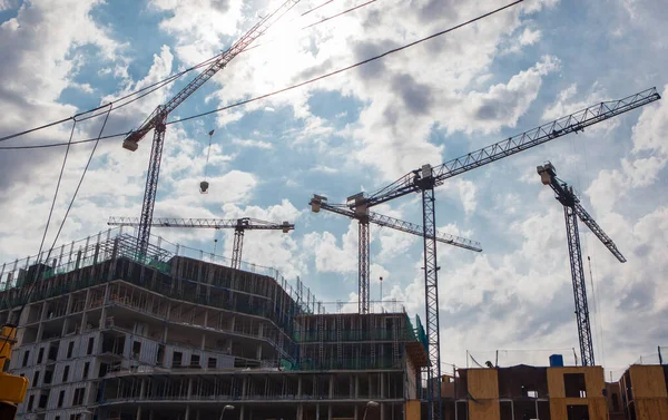 Cranes Working Residential Building Cloudy Blue Sky — Stock Photo, Image