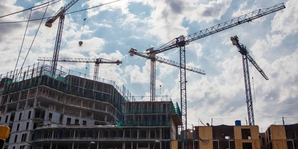 Cranes Working Residential Building Cloudy Blue Sky — Stock Photo, Image
