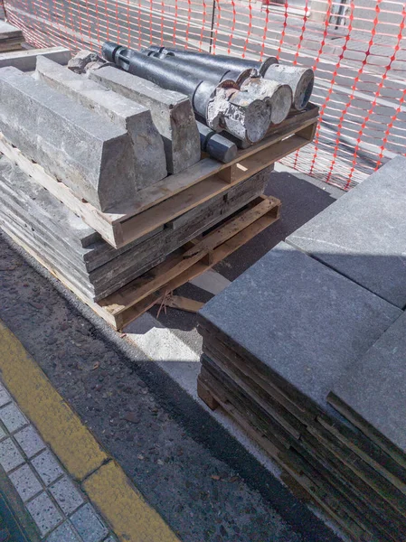 建物の建設のために道路から取り除かれた大理石や縁石 — ストック写真