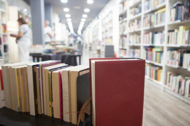 İkinci el kitapçı geçmişi. Seçici odak