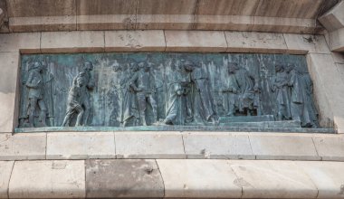 Barselona, İspanya - 28 Haziran 2023 Kolomb Anıtı. Barselona, İspanya. Kolomb 'un Barselona' ya dönüşünden sonra Kral ve Kraliçeyi selamladığını betimleyen kabartma.