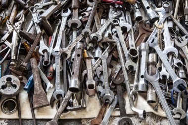 Barcelona, İspanya - 30 Haziran 2023: satılık bir sürü eski soket anahtarı. Encants pazarı, Barselona, İspanya