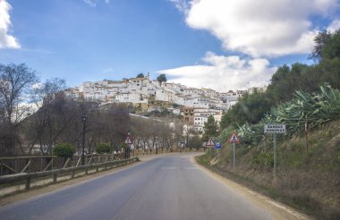Yoldan Torre Alhaquime kasabası. Beyaz Towns, Cadiz, İspanya güzergahı üzerinden gidiyoruz.