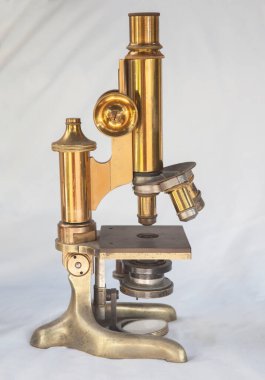 1920 mikroskop. Beyaz kumaş üzerinde izole edilmiş.