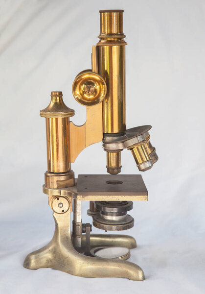 1920 микроскоп. Изолированный на белой ткани