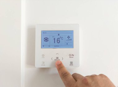 Oda iklimini elektronik ekranla ayarlıyorum. 16 santigrat derece serin ayarlama