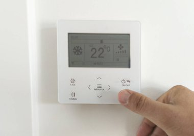 Oda iklimini elektronik ekranla ayarlıyorum. 22 santigrat derece serin ayarlama