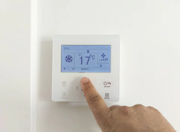Ajustando Controle Clima Sala Com Tela Eletrônica Graus Celsius Fresco Imagem De Stock