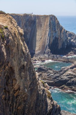 Cabo Sardao kıyısındaki kayalıklardan Ponta do Cavaleiro, Sao Teotonio, Portekiz