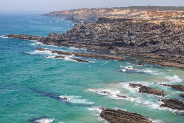 Jeolojik miras görüşü. Cabo Sardao Sahili, Ponta do Cavaleiro, Sao Teotonio, Portekiz