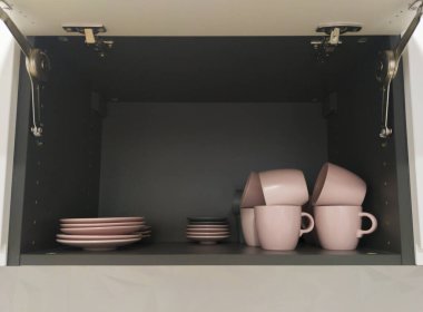 Mutfak dolabında bulaşık takımı var. Elsiz dolap konsepti