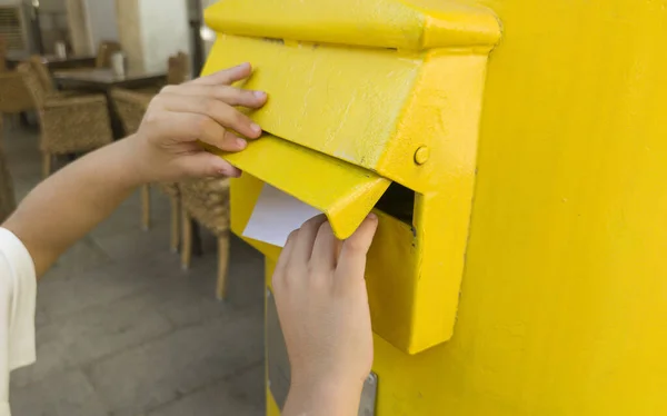 Poika Laittaa Kirjeen Espanjalaiseen Keltaiseen Postilaatikkoon Valikoiva Painopiste — kuvapankkivalokuva