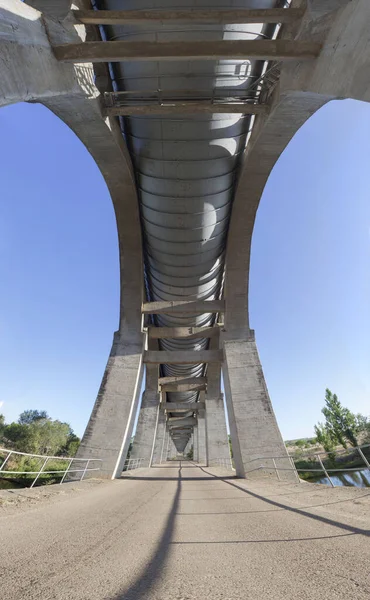 Acedera Aqueduct 'un altından geçen servis yolu. Orellana Sulama Kanalı, Vegas Altas del Guadiana, Extremadura, İspanya