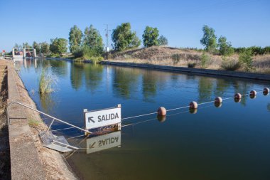 Şamandıra ipi sulama kanalının üzerine gerilmiş. Vegas Altas del Guadiana, Badajoz, Extremadura, İspanya