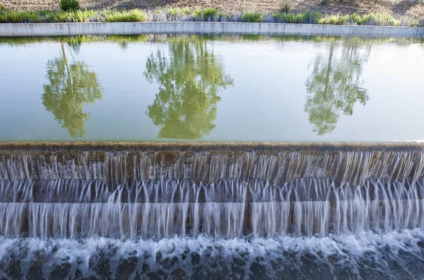 Auslaufsystem Des Bewässerungskanals Von Orellana Vegas Altas Del Guadiana Badajoz — Stockfoto