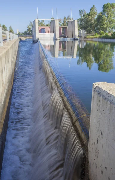 Controlestation Voor Overstromingspoorten Van Het Irrigatiekanaal Vegas Altas Del Guadiana — Stockfoto