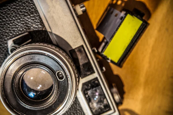 Antique Compact Fiim Camera Film Roll Overhead Shot — Stock Photo, Image