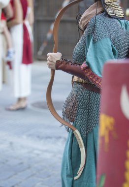 Suriyeli okçu gibi giyinmiş bir kadın, Roma yedek alayının bir parçası olarak. Tarihi Canlandırma