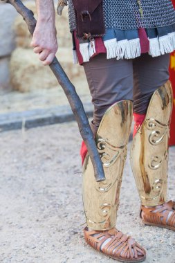 Rütbesinin sembolü olarak vitis ya da asma değneği taşıyan bir komutan.