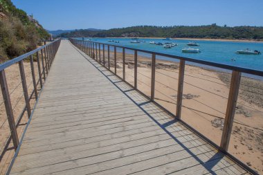 Vila Nova de Milfontes Caddesi. Portekiz 'in Alentejo kıyısındaki küçük pitoresk kasaba. Rio Mira gezinti güvertesi