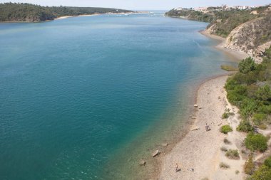 Vila Nova de Milfontes Caddesi. Portekiz 'in Alentejo kıyısındaki küçük pitoresk kasaba. Köprüden genel bakış