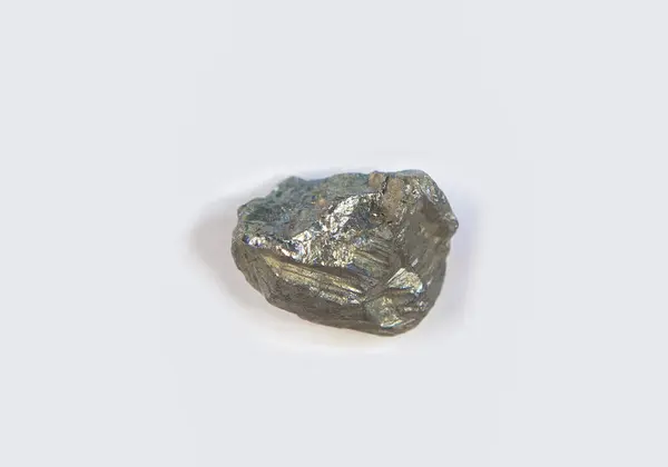 Fragment Minerałów Pirytowych Izolowane Nad Białą Tkaniną — Zdjęcie stockowe