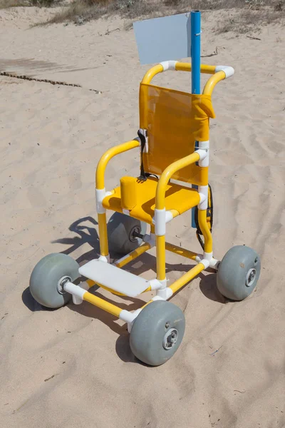 砂の上の子供のビーチ車椅子は使用する準備ができています アクセス可能な観光コンセプト — ストック写真
