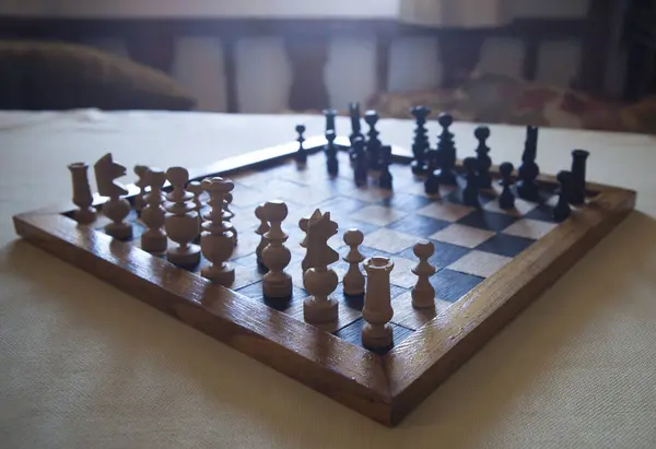 Wood Drehte Das Schachbrett Gegen Das Licht Hütte Wohnzimmer Hintergrund — Stockfoto