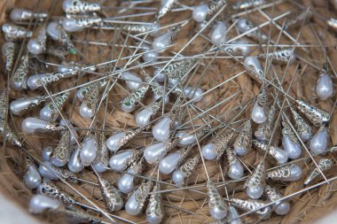 Sepet dolusu inci başlı raptiye. Tepeden çekim