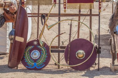 Antik Roma savaş borazanları Ufaklık ve Kornu 'yu sergilemek için ayağa kalkın.