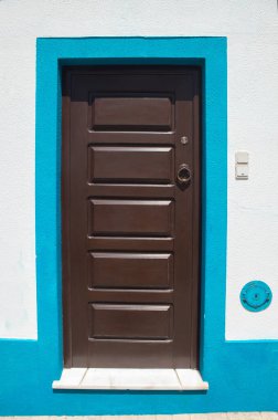 Vila Nova de Milfontes 'in evinde parlak renklerle boyanmış küçük bir kapı. Portekiz 'in Alentejo kıyısındaki küçük pitoresk kasaba.