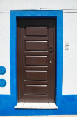 Vila Nova de Milfontes 'in evinde parlak renklerle boyanmış küçük bir kapı. Portekiz 'in Alentejo kıyısındaki küçük pitoresk kasaba.