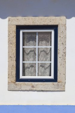 Vila Nova de Milfontes 'in evinin camları canlı renklerle boyanmış. Portekiz 'in Alentejo kıyısındaki küçük pitoresk kasaba.