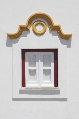 Vila Nova de Milfontes 'in evinde parlak renklerle boyanmış küçük bir pencere. Portekiz 'in Alentejo kıyısındaki küçük pitoresk kasaba.