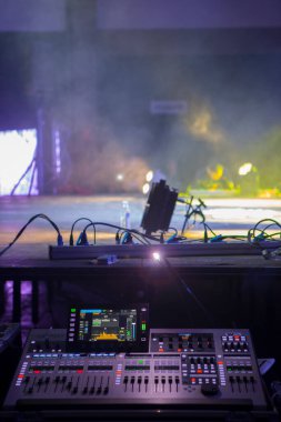 Merida, İspanya - 9 Aralık 2022 Rap dövüş performansı. Odakta karıştırma konsolu