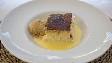 Vanilyalı dondurmayla birlikte ıslak çörekler. Tabak, rattan bir paspasın üzerinde.