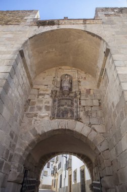 Virgen de la Guia Kapısı. Şehir dışından görüntü. Coria duvarına erişim izni. Caceres, Extremadura, İspanya