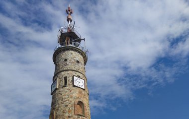 Torre del Trabajo veya İş Kulesi, Caceres, İspanya. Şehrin tepesine yerleştirilmiş dairesel saat kulesi