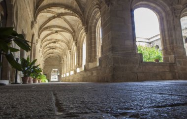 Alcantara, İspanya - 6 Ekim 2022: San Benito de Alcantara Manastırı Gotik Manastırı, İspanya. Oyun salonunu aç