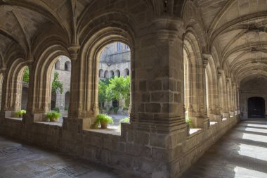 Alcantara, İspanya - 6 Ekim 2022: San Benito de Alcantara Manastırı Gotik Manastırı, İspanya. Oyun salonunu aç