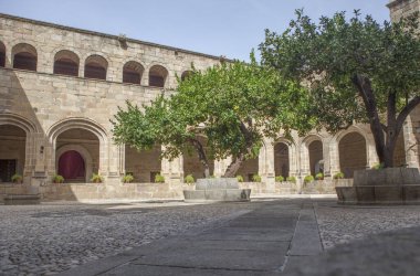 Alcantara, İspanya - 6 Ekim 2022: San Benito de Alcantara Manastırı Gotik Manastırı, İspanya. Avlu