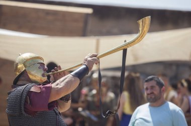 Merida, İspanya - 4 Haziran 2023: Roma savaş borazanı sahne alıyor. Emerita Ludica Festivali 2023, Merida, İspanya