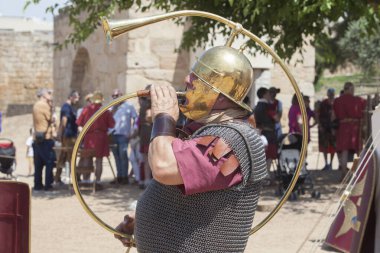 Merida, İspanya - 4 Haziran 2023: Roma savaş borazanı sahne alıyor. Emerita Ludica Festivali 2023, Merida, İspanya
