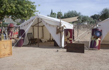 Merida, İspanya - 9 Ekim 2021 Roma Lejyon X Equestris kamp çadırı. Emerita Ludica Festivali 2021, Merida, İspanya