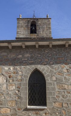 Perales del Puerto kilisesi, Sierra de Gata, Caceres, Extremadura, İspanya 'da küçük güzel bir kasaba.