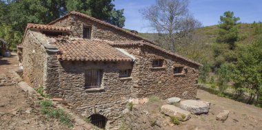 Perales del Puerto, Sierra de Gata, Caceres, Extremadura, İspanya yakınlarındaki Arrago Nehri 'ndeki eski su değirmeni binası.