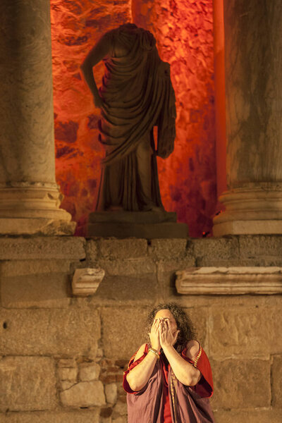 Мерида, Испания - 3 июня 2023 года: Спектакль "Медея" в Римском театре Мериды. Фестиваль Мерита Лудика 2023