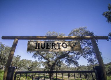 Akdeniz arka planında mutfak bahçesi tabelası düzenlemek. İspanyolca harfler