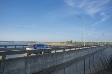 Araç Barragem do Caia yolunda Campo Maior, Alentejo, Portekiz. Yastık kenarı görünümü
