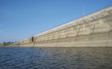 Barragem yakınlarında yüzen tüp balıkçısı Caia Duvarı, Campo Maior, Alentejo, Portekiz